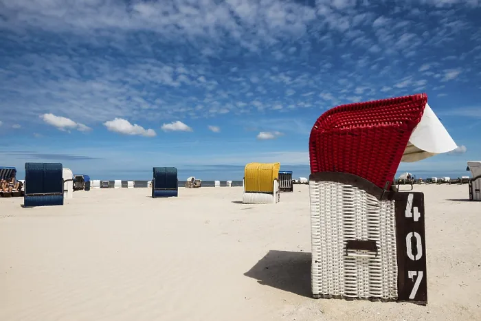 Gerahmter Druck : Strandstühle auf dem sandigen Strand. Gerahmter Druck : Strandstühle auf dem sandigen Strand.