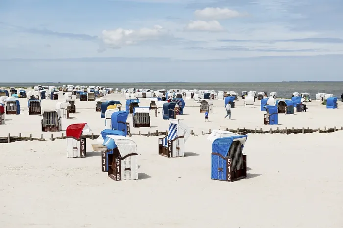 Gerahmter Druck : Strandstühle auf dem sandigen Strand. Gerahmter Druck : Strandstühle auf dem sandigen Strand.
