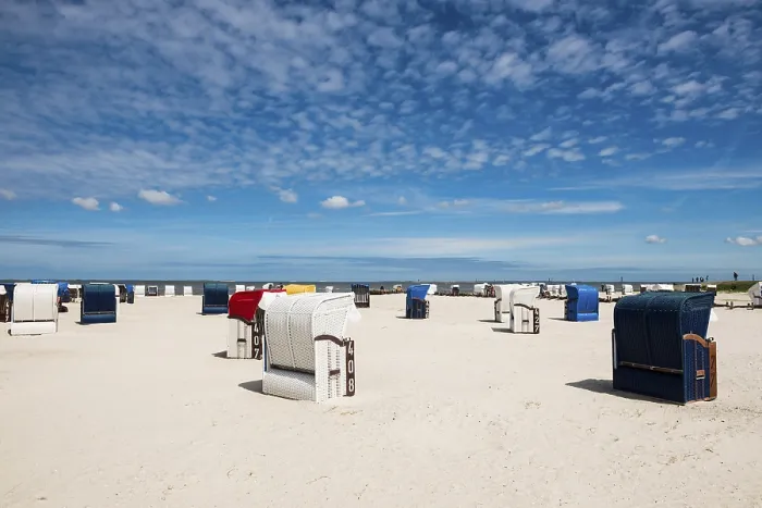 Gerahmter Druck : Strandstühle auf dem sandigen Strand. Gerahmter Druck : Strandstühle auf dem sandigen Strand.