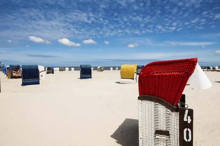 Gerahmter Druck : Strandstühle auf dem sandigen Strand. Gerahmter Druck : Strandstühle auf dem sandigen Strand.