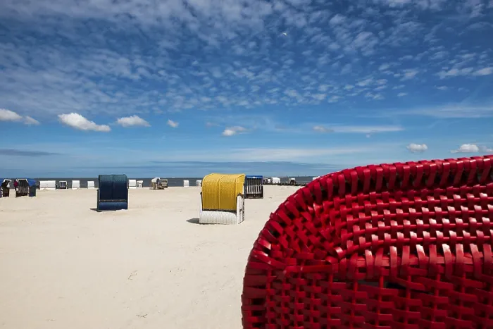 Gerahmter Druck : Strandstühle auf dem sandigen Strand. Gerahmter Druck : Strandstühle auf dem sandigen Strand.
