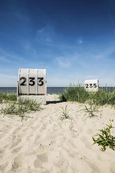 Gerahmter Druck : Strandstühle auf dem sandigen Strand.