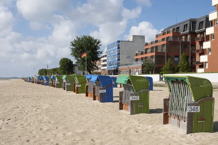 Gerahmter Druck : Leere Strandstühle auf einem sandigen Strand. Gerahmter Druck : Leere Strandstühle auf einem sandigen Strand.
