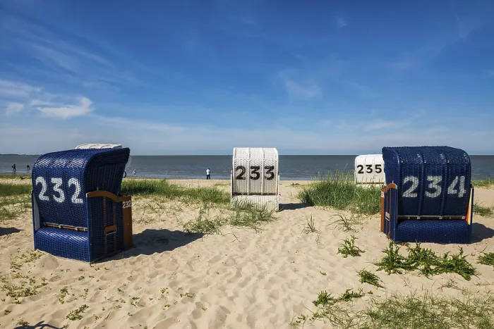 Gerahmter Druck : Strandstühle auf dem sandigen Strand. Gerahmter Druck : Strandstühle auf dem sandigen Strand.