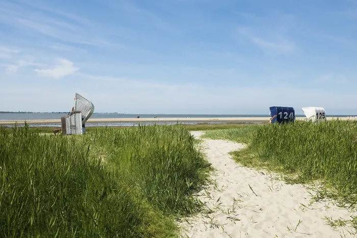 Gerahmter Druck : Strandstühle auf dem sandigen Strand.