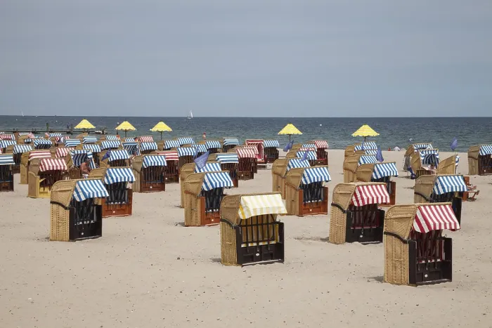 Gerahmter Druck : Strandstühle auf dem sandigen Strand. Gerahmter Druck : Strandstühle auf dem sandigen Strand.