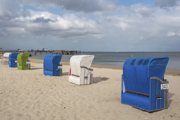 Gerahmter Druck : Strandstühle auf dem sandigen Strand. Gerahmter Druck : Strandstühle auf dem sandigen Strand.