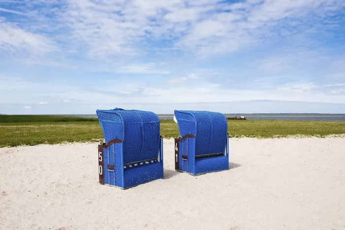 Gerahmter Druck : Strandstühle auf dem sandigen Strand. Gerahmter Druck : Strandstühle auf dem sandigen Strand.