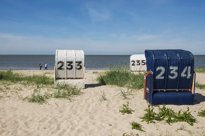 Gerahmter Druck : Strandstühle auf dem sandigen Strand. Gerahmter Druck : Strandstühle auf dem sandigen Strand.