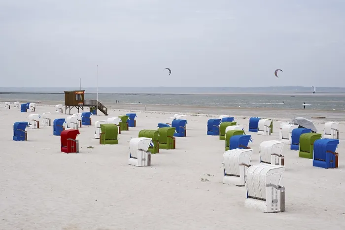 Gerahmter Druck : Strandstühle auf dem sandigen Strand. Gerahmter Druck : Strandstühle auf dem sandigen Strand.