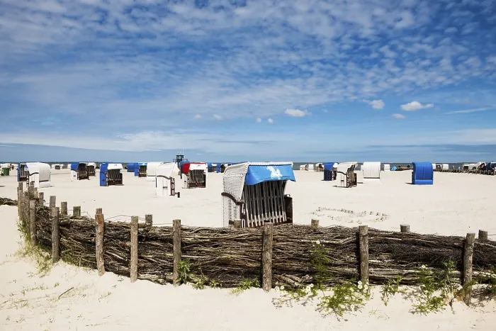 Gerahmter Druck : Sitzstühle auf dem sandigen Strand. Gerahmter Druck : Sitzstühle auf dem sandigen Strand.