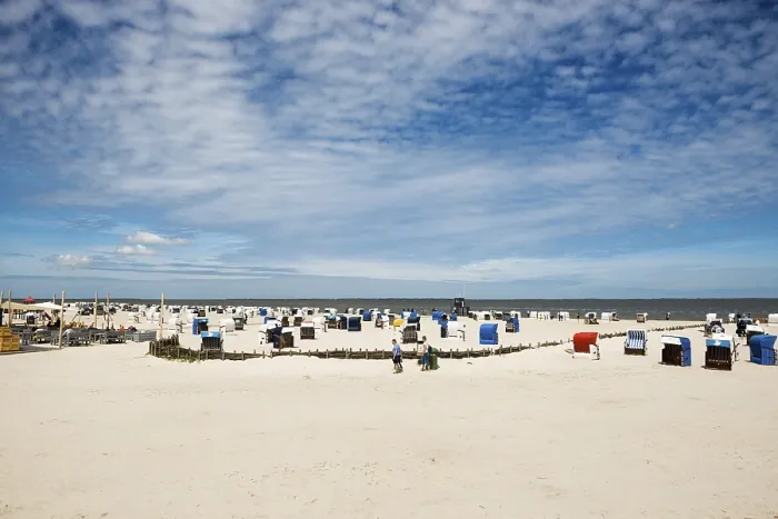 Gerahmter Druck : Strandstühle auf dem sandigen Strand. Gerahmter Druck : Strandstühle auf dem sandigen Strand.
