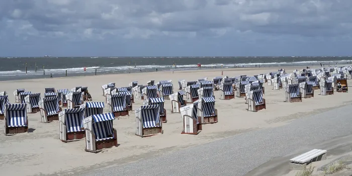 Gerahmter Druck : Strandstühle auf dem sandigen Strand. Gerahmter Druck : Strandstühle auf dem sandigen Strand.