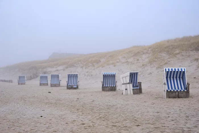 Gerahmter Druck : Leere Strandstühle auf einem sandigen Strand. Gerahmter Druck : Leere Strandstühle auf einem sandigen Strand.