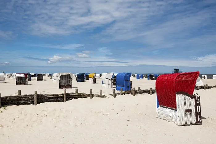 Gerahmter Druck : Strandstühle auf dem sandigen Strand. Gerahmter Druck : Strandstühle auf dem sandigen Strand.