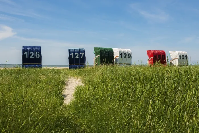 Gerahmter Druck : Strandstühle auf dem sandigen Strand. Gerahmter Druck : Strandstühle auf dem sandigen Strand.