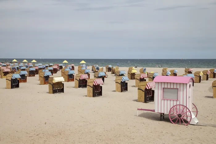 Gerahmter Druck : Strandstühle auf dem sandigen Strand. Gerahmter Druck : Strandstühle auf dem sandigen Strand.