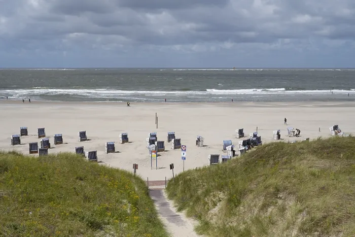 Gerahmter Druck : Strandstühle auf dem sandigen Strand. Gerahmter Druck : Strandstühle auf dem sandigen Strand.