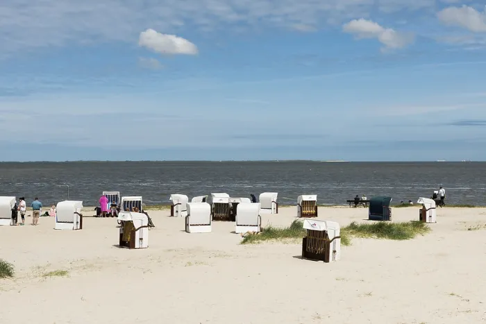 Gerahmter Druck : Strandstühle auf dem sandigen Strand. Gerahmter Druck : Strandstühle auf dem sandigen Strand.