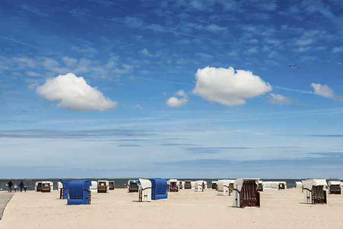 Gerahmter Druck : Strandstühle auf dem sandigen Strand. Gerahmter Druck : Strandstühle auf dem sandigen Strand.