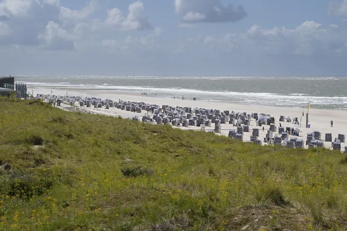 Gerahmter Druck : Strandstühle auf der sandigen Strand. Gerahmter Druck : Strandstühle auf der sandigen Strand.