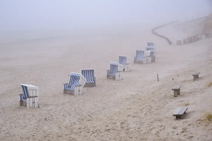 Gerahmter Druck : Leere Strandstühle auf einem sandigen Strand. Gerahmter Druck : Leere Strandstühle auf einem sandigen Strand.