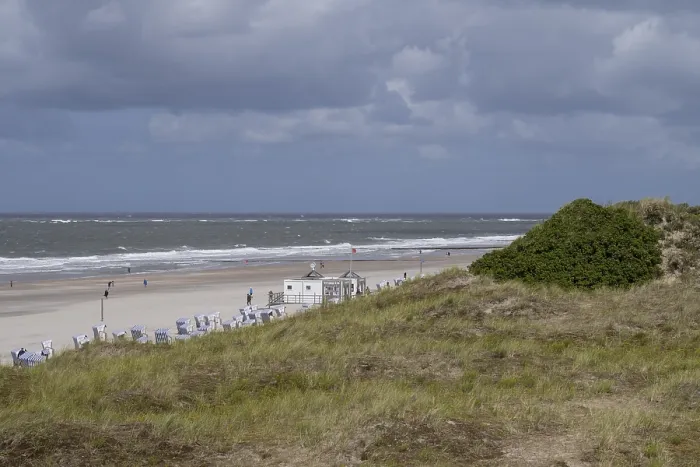 Gerahmter Druck : Strandstühle auf dem sandigen Strand. Gerahmter Druck : Strandstühle auf dem sandigen Strand.