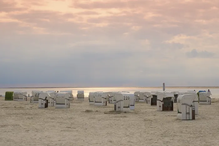 Gerahmter Druck : Strandliegen auf der Sandstrand, Abendstimmung, Norddeich, Norden, Ostfriesland, Niedersachsen Gerahmter Druck : Strandliegen auf der Sandstrand, Abendstimmung, Norddeich, Norden, Ostfriesland, Niedersachsen