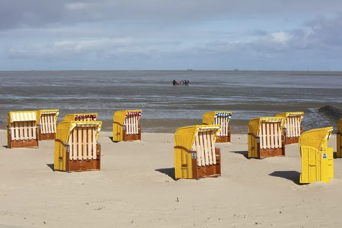 Gerahmter Druck : Strandstühle auf sandiger Strand, im Hintergrund Matschwalzer. Gerahmter Druck : Strandstühle auf sandiger Strand, im Hintergrund Matschwalzer.