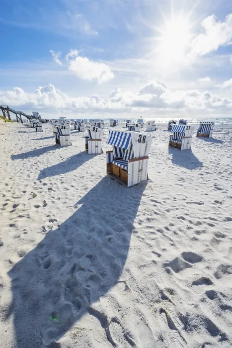 Gerahmter Druck : Strandstühle am westlichen Strand. Gerahmter Druck : Strandstühle am westlichen Strand.