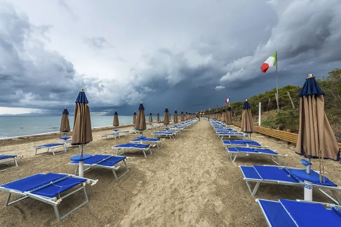 Gerahmter Druck : Leere Strand, dramatisch, dunkles Himmel. Gerahmter Druck : Leere Strand, dramatisch, dunkles Himmel.