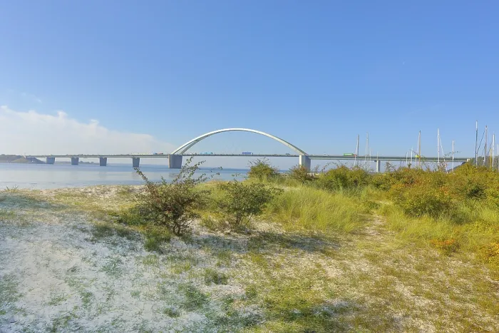 Gerahmter Druck : Strand vor der Fehmarnsundbrücke Gerahmter Druck : Strand vor der Fehmarnsundbrücke