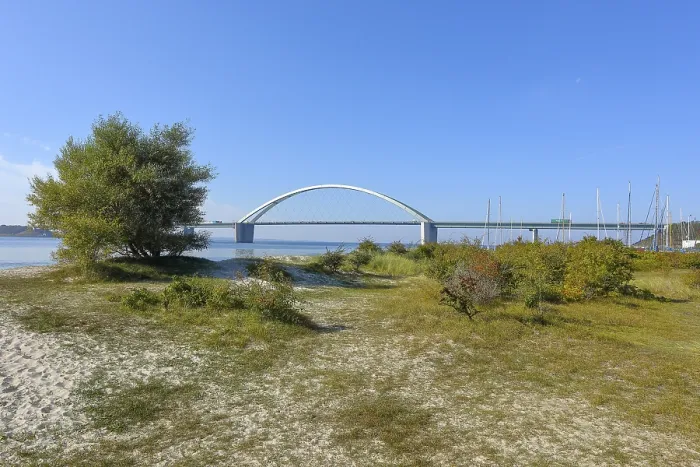 Gerahmter Druck : Strand vor der Fehmarnsundbrücke Gerahmter Druck : Strand vor der Fehmarnsundbrücke