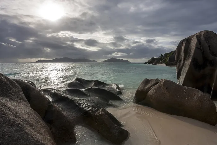 Gerahmter Druck : Strand und Granitfelsen bei Anse Source d'Argent mit dunklen Wolken. Gerahmter Druck : Strand und Granitfelsen bei Anse Source d'Argent mit dunklen Wolken.