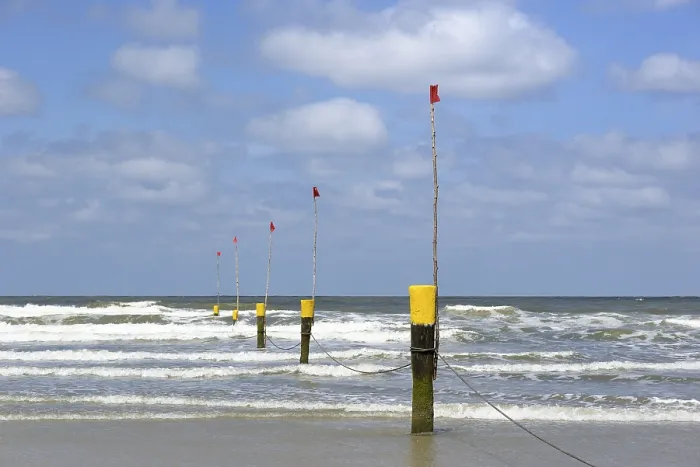 Gerahmter Druck : Küstenbegrenzungsschilder, Norderney. Gerahmter Druck : Küstenbegrenzungsschilder, Norderney.