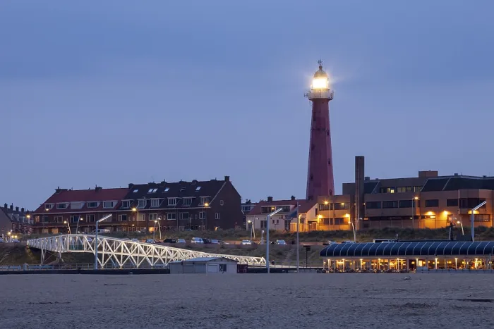 Gerahmter Druck : Strandpromenade mit Leuchtturm Gerahmter Druck : Strandpromenade mit Leuchtturm