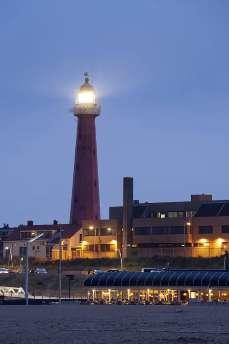 Gerahmter Druck : Strandpromenade mit Leuchtturm. Gerahmter Druck : Strandpromenade mit Leuchtturm.