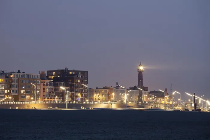 Gerahmter Druck : Strandpromenade mit Leuchtturm