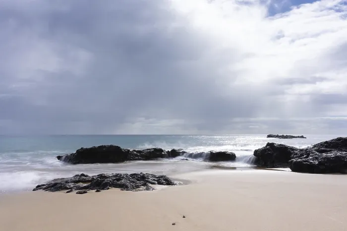 Gerahmter Druck : Strand und Felsen in Gromitz Gerahmter Druck : Strand und Felsen in Gromitz