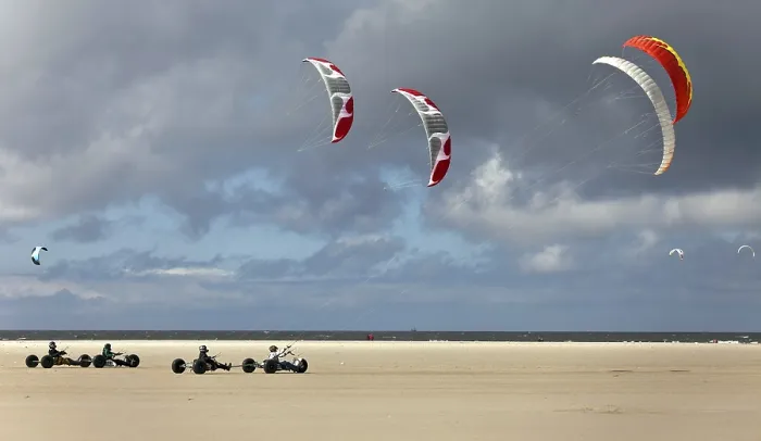 Gerahmter Druck : Windsurfer am sandigen Strand mit Wind. Gerahmter Druck : Windsurfer am sandigen Strand mit Wind.