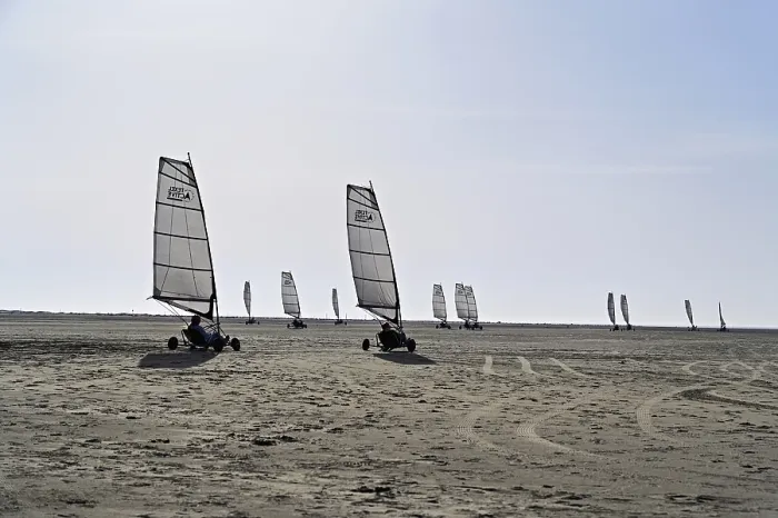 Gerahmter Druck : Strandsegler auf einem sandigen Strand, De Cocksdorp. Gerahmter Druck : Strandsegler auf einem sandigen Strand, De Cocksdorp.