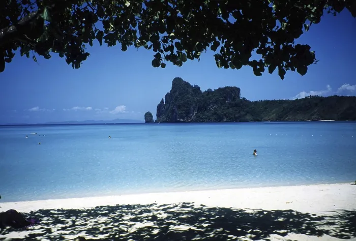 Gerahmter Druck : Strand mit Schatten