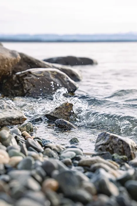Gerahmter Druck : Strand mit Steinen und kleinen Wellen. Gerahmter Druck : Strand mit Steinen und kleinen Wellen.