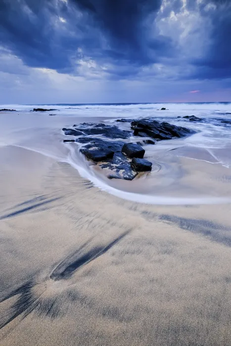 Gerahmter Druck : Strand mit Steinen, Wellen und Wolken. Gerahmter Druck : Strand mit Steinen, Wellen und Wolken.