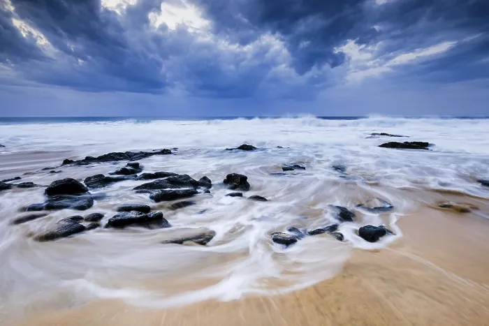 Gerahmter Druck : Strand mit Steinen, Wellen und Wolken. Gerahmter Druck : Strand mit Steinen, Wellen und Wolken.
