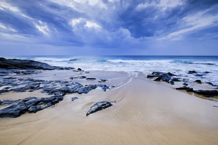 Gerahmter Druck : Strand mit Steinen, Wellen und Wolken. Gerahmter Druck : Strand mit Steinen, Wellen und Wolken.