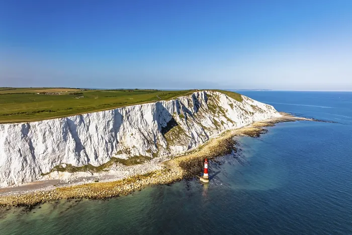 Gerahmter Druck : Beachy Head Leuchtturm aus der Luft, Beachy Head Klippen, Ärmelkanal, East Sussex, England, Vereinigtes Königreich Gerahmter Druck : Beachy Head Leuchtturm aus der Luft, Beachy Head Klippen, Ärmelkanal, East Sussex, England, Vereinigtes Königreich