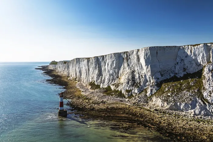 Gerahmter Druck : Beachy Head Leuchtturm aus der Luft, Beachy Head Klippen, Ärmelkanal, East Sussex, England, Vereinigtes Königreich Gerahmter Druck : Beachy Head Leuchtturm aus der Luft, Beachy Head Klippen, Ärmelkanal, East Sussex, England, Vereinigtes Königreich