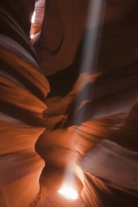 Gerahmter Druck : Strahl des Lichts in Upper Antelope Canyon Gerahmter Druck : Strahl des Lichts in Upper Antelope Canyon