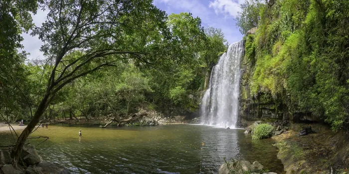 Gerahmter Druck : Ein schöner Badeplatz unter der Wasserfall. Gerahmter Druck : Ein schöner Badeplatz unter der Wasserfall.